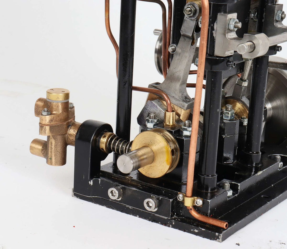 Single cylinder vertical engine