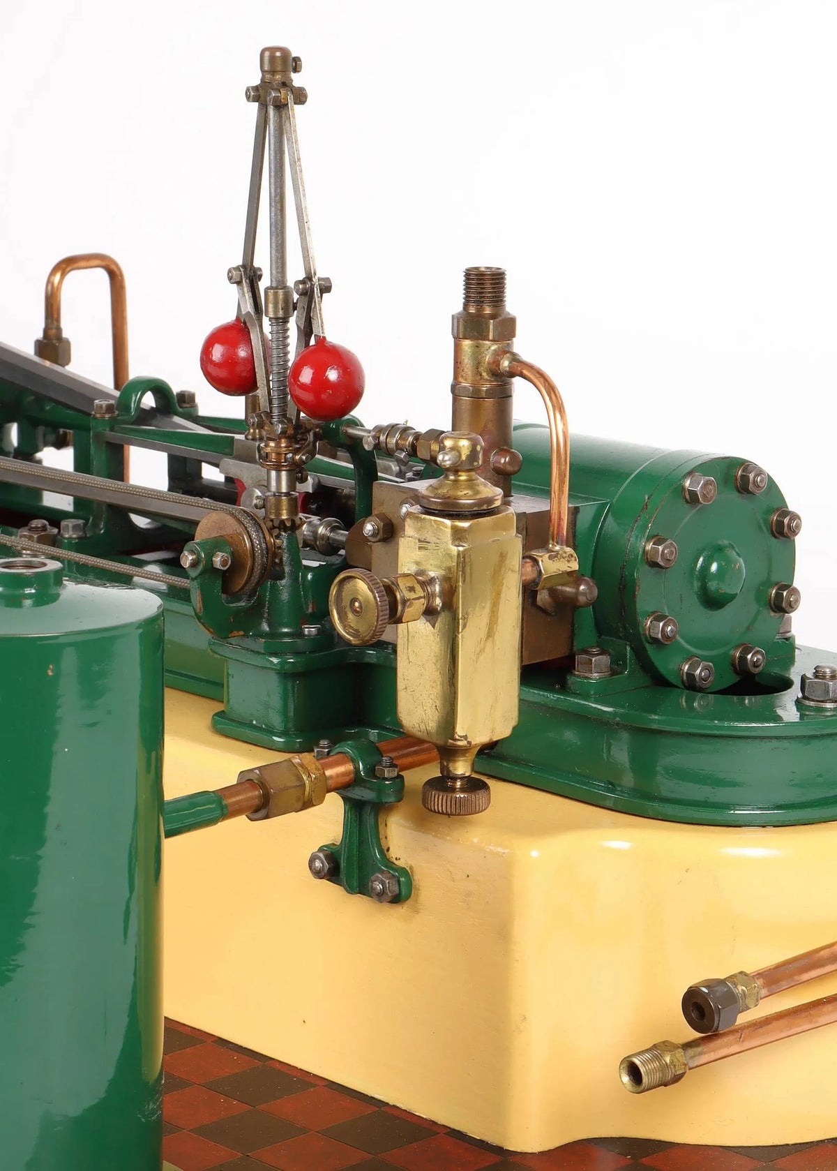 Horizontal mill engine with governor