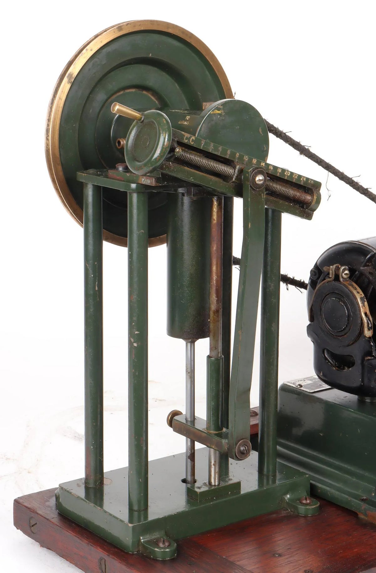 Vintage ventilator with variable stroke pump