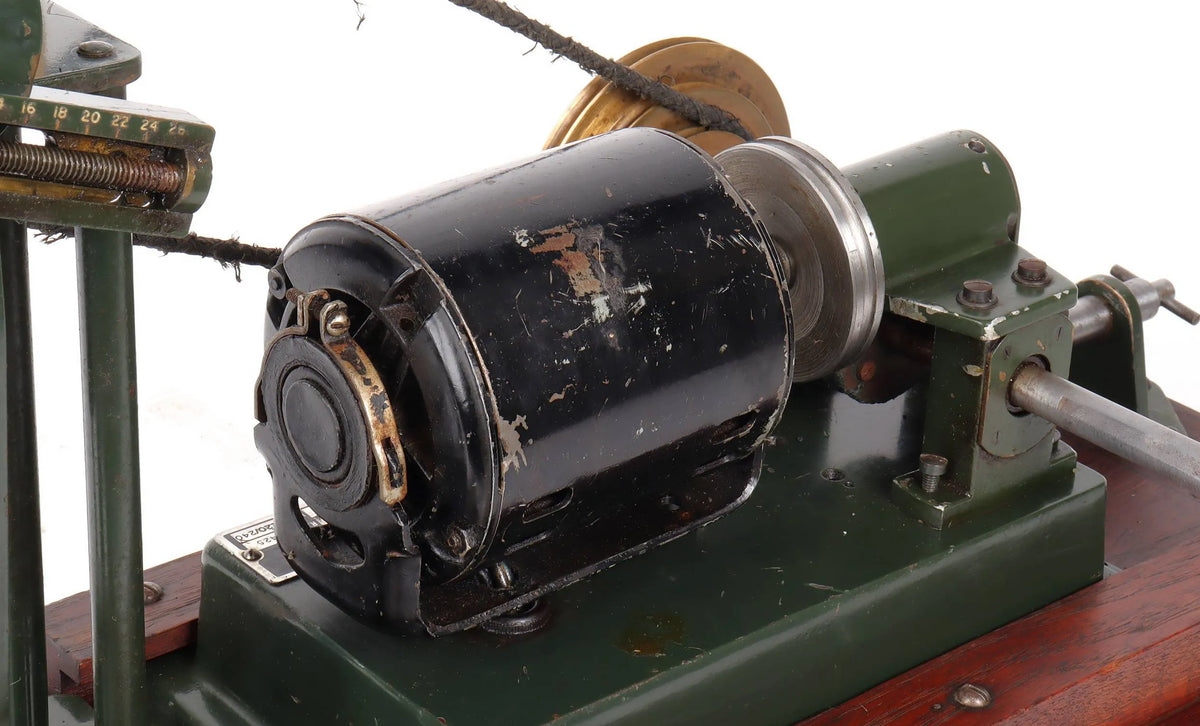 Vintage ventilator with variable stroke pump