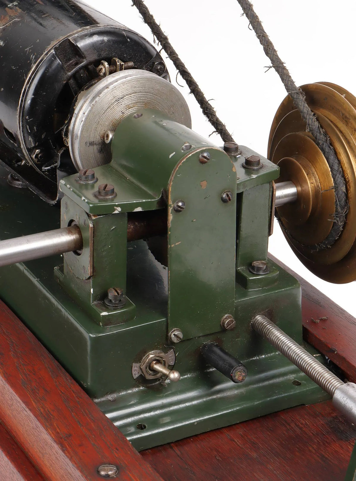 Vintage ventilator with variable stroke pump