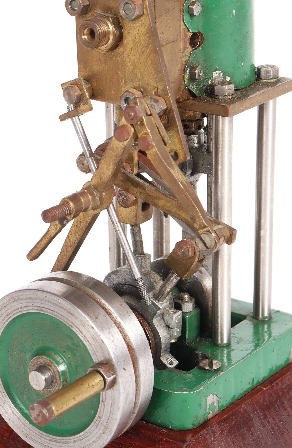 Single cylinder vertical engine with Stephensons reversing gear