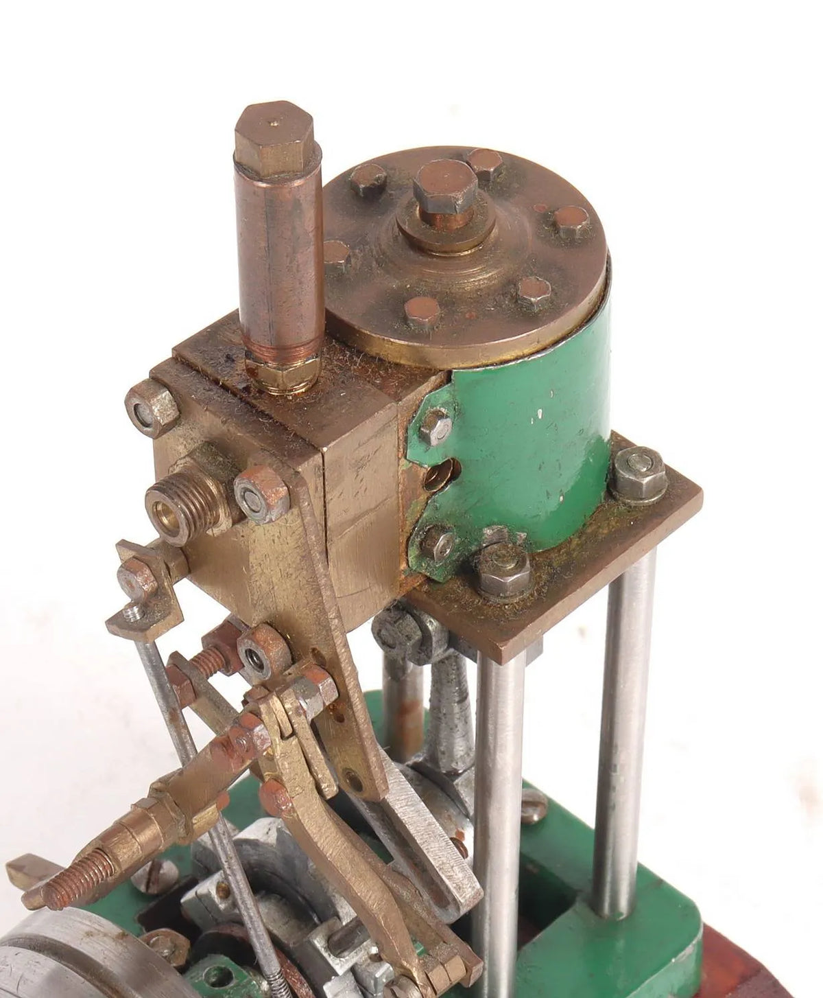 Single cylinder vertical engine with Stephensons reversing gear