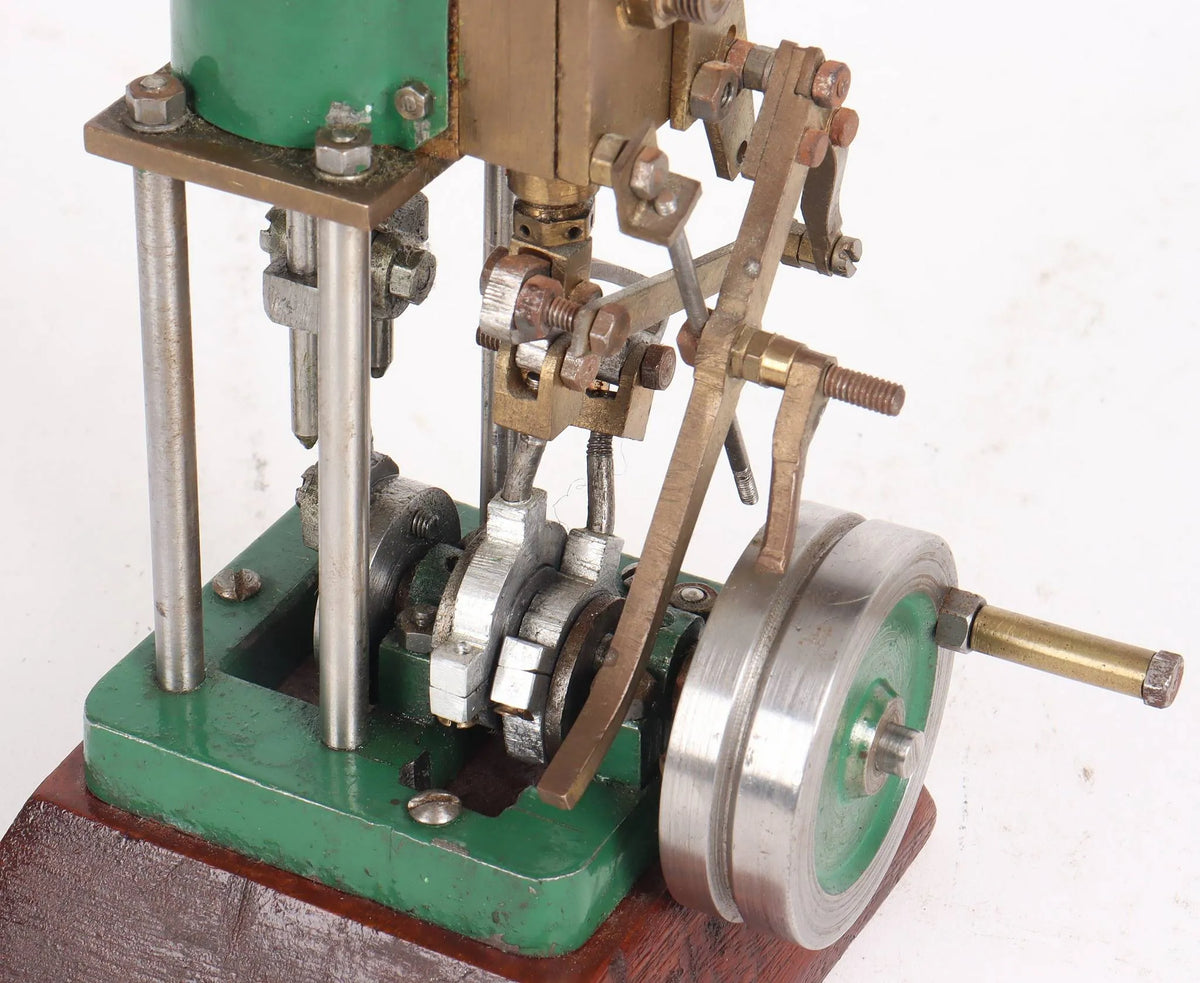 Single cylinder vertical engine with Stephensons reversing gear