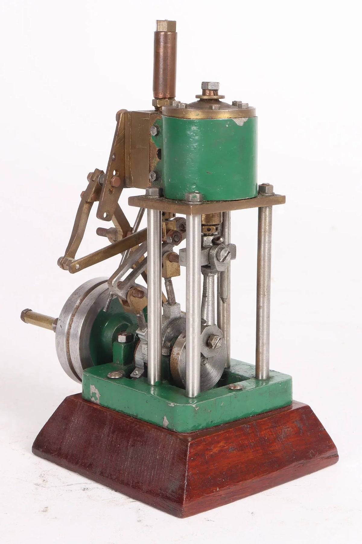Single cylinder vertical engine with Stephensons reversing gear