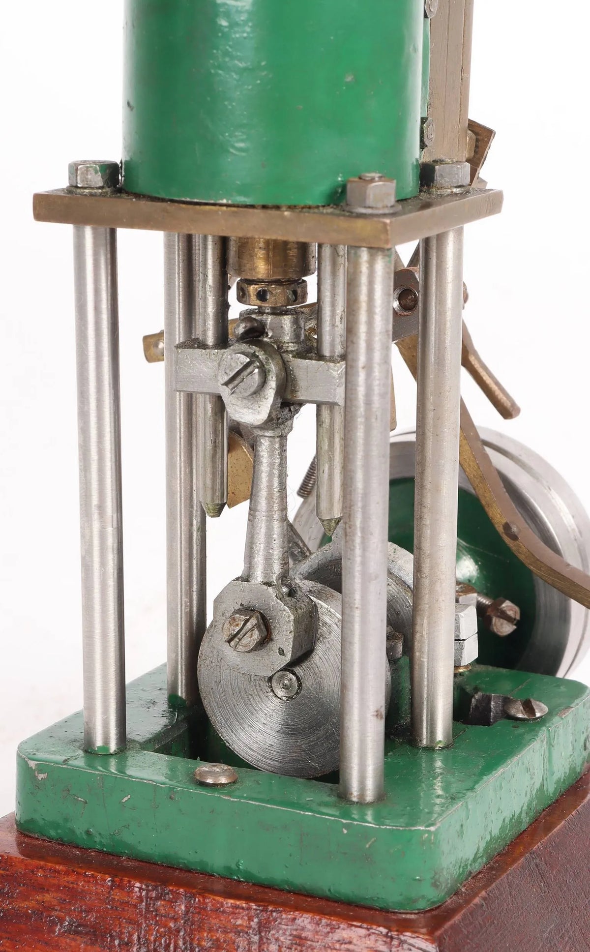 Single cylinder vertical engine with Stephensons reversing gear