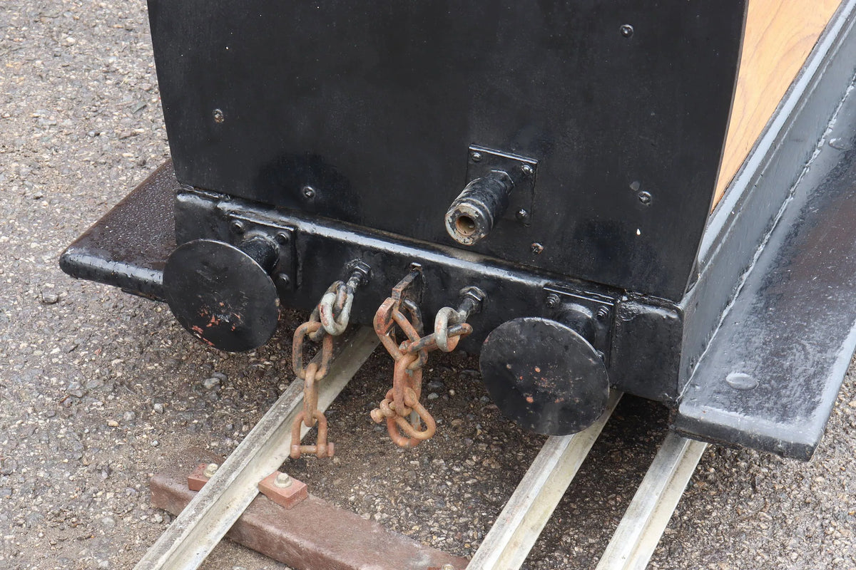 Four 7 1/4 inch gauge vacuum braked coaches