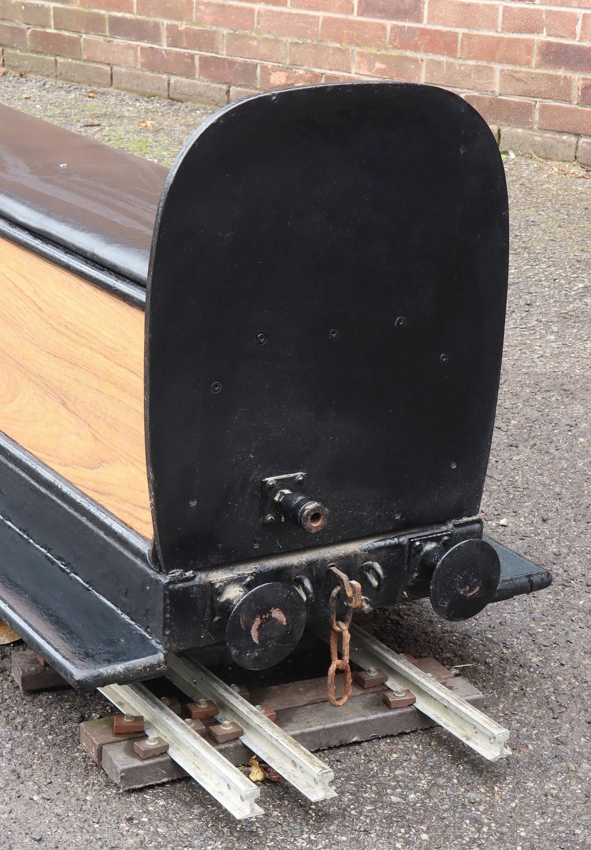 Four 7 1/4 inch gauge vacuum braked coaches