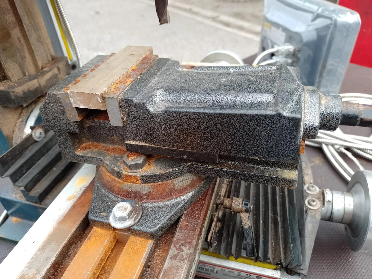 Bench-mounted vertical milling machine with 3-axis DRO