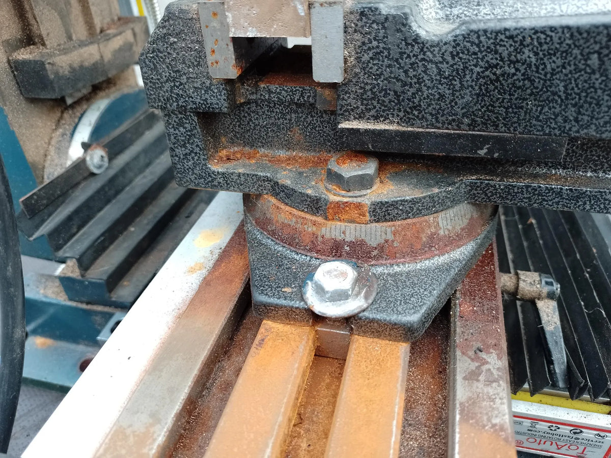 Bench-mounted vertical milling machine with 3-axis DRO