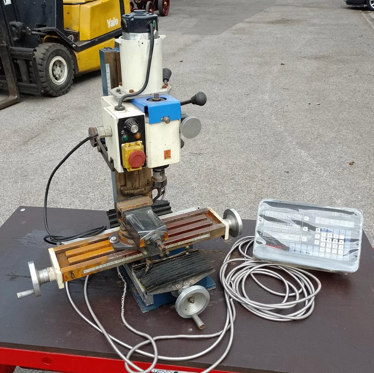 Bench-mounted vertical milling machine with 3-axis DRO