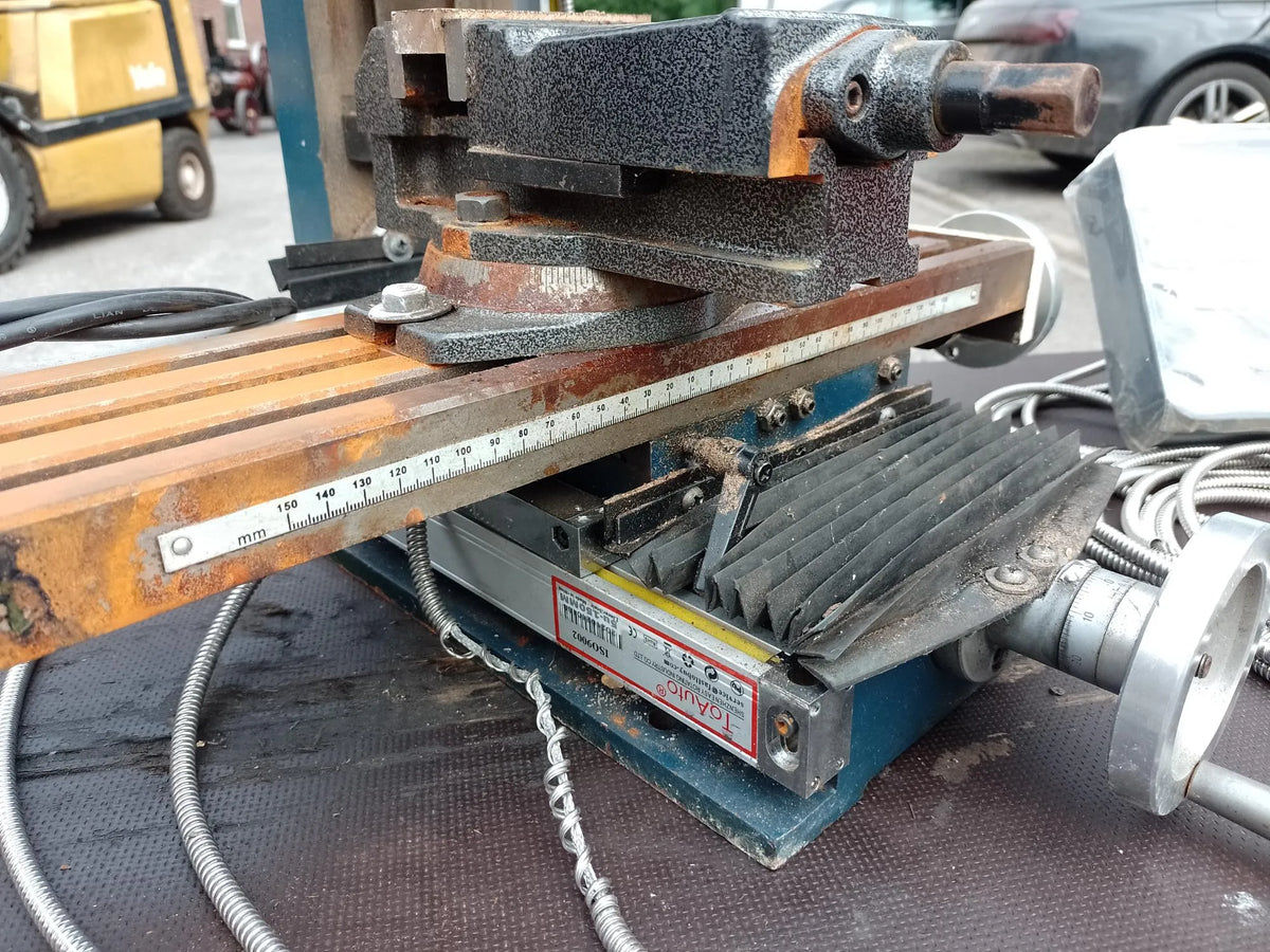 Bench-mounted vertical milling machine with 3-axis DRO