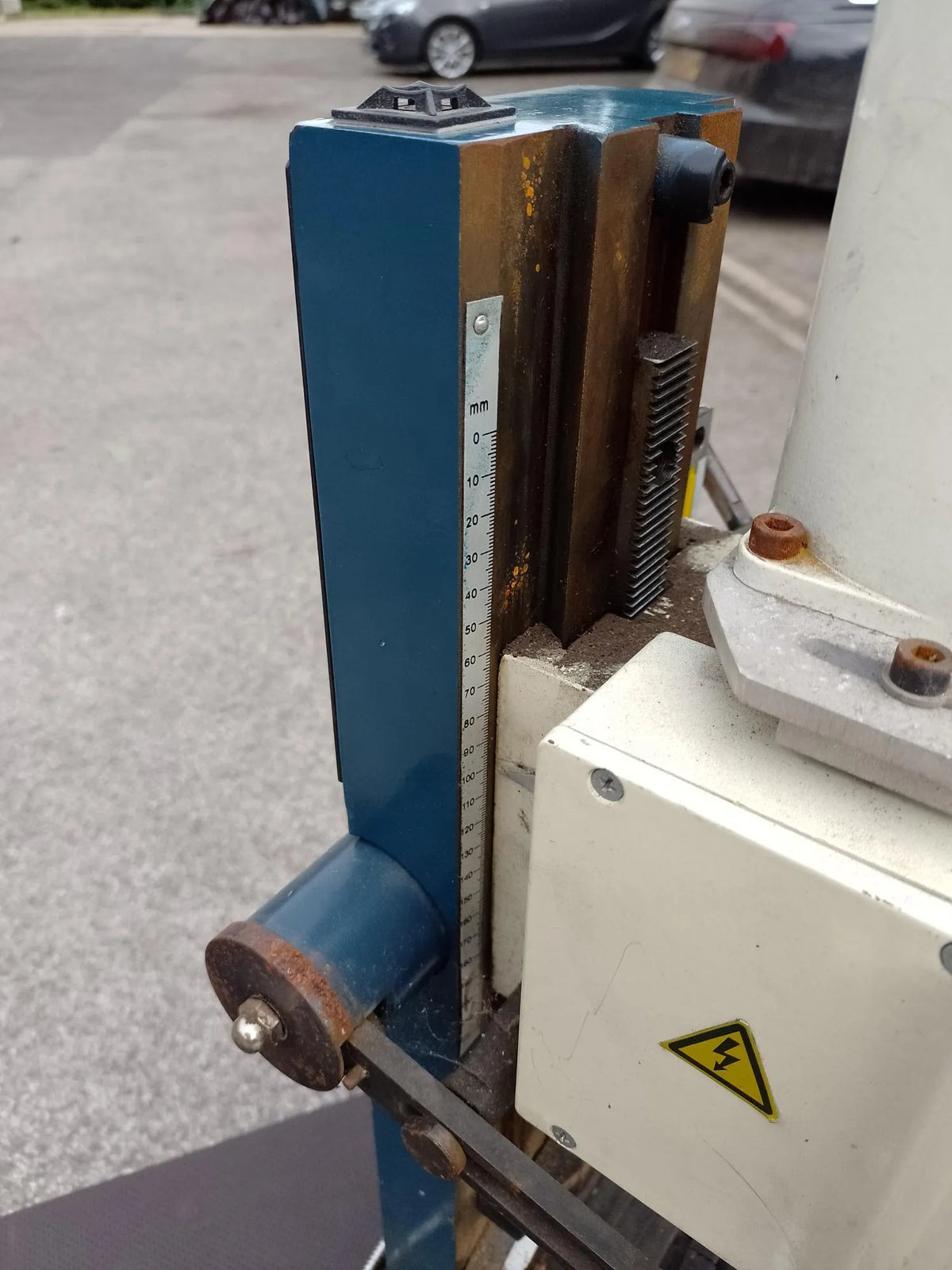 Bench-mounted vertical milling machine with 3-axis DRO