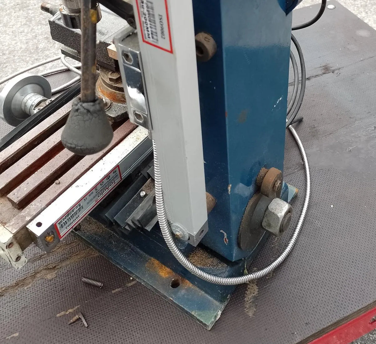 Bench-mounted vertical milling machine with 3-axis DRO