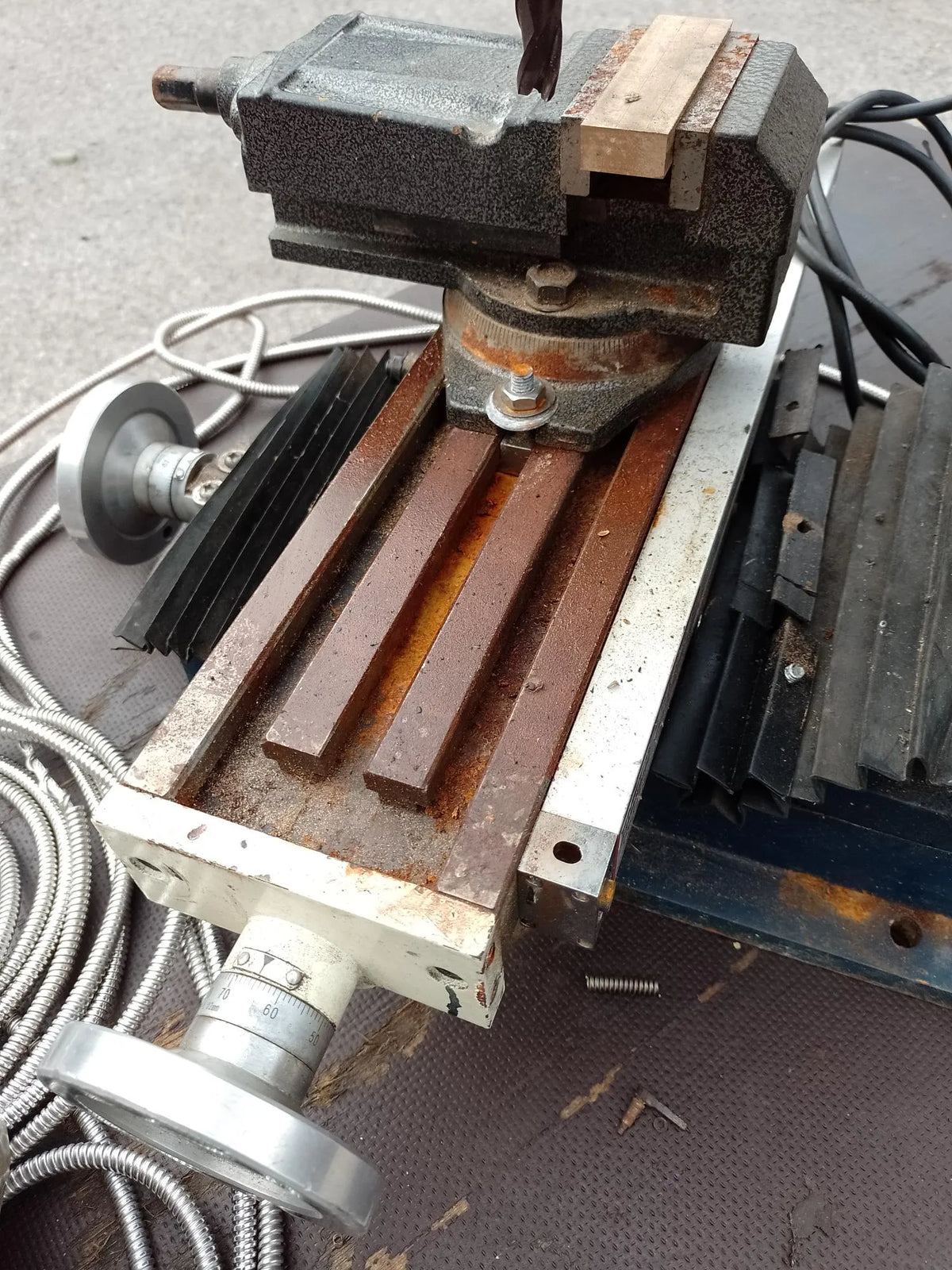 Bench-mounted vertical milling machine with 3-axis DRO
