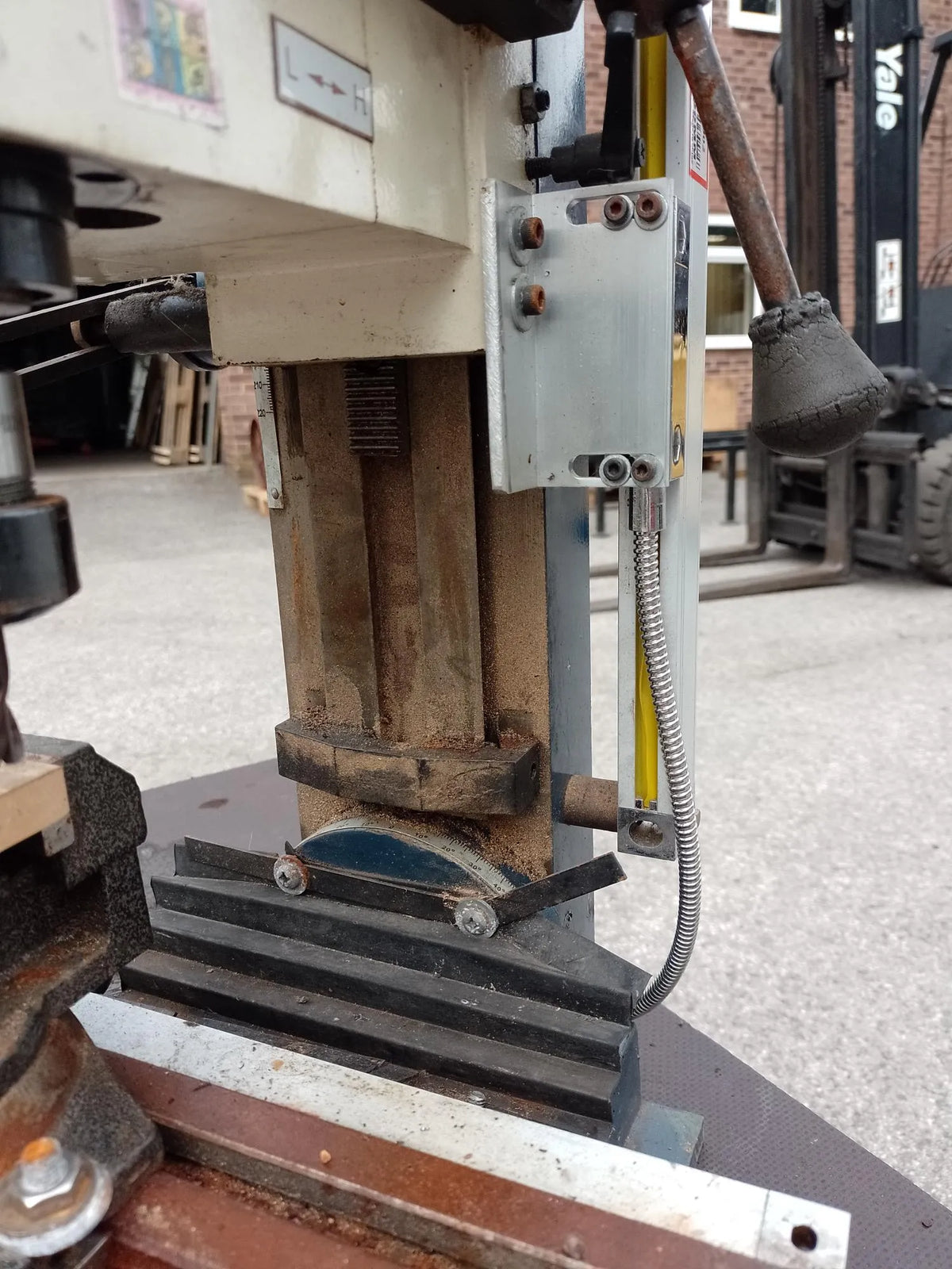 Bench-mounted vertical milling machine with 3-axis DRO
