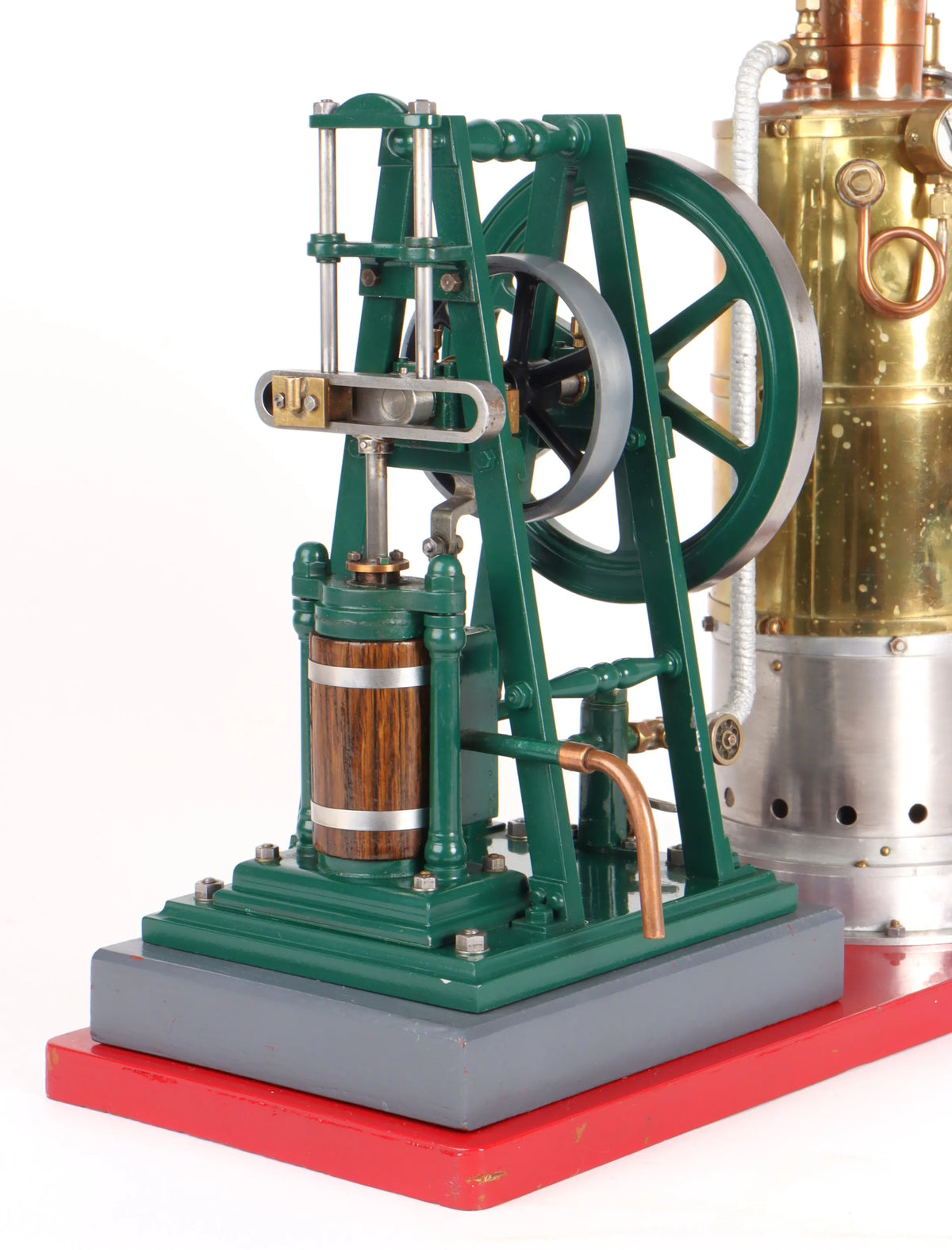 Small steam plant with vertical engine