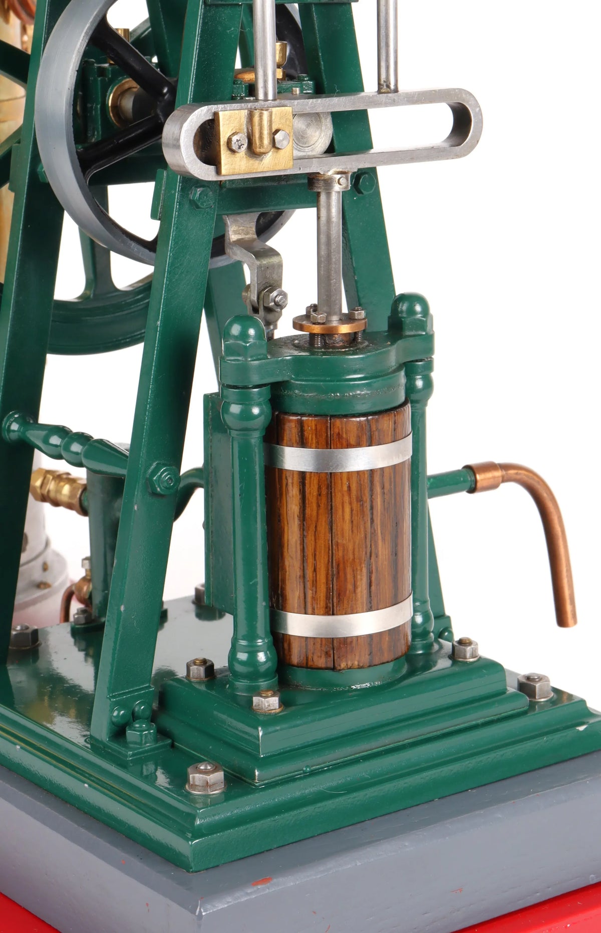 Small steam plant with vertical engine