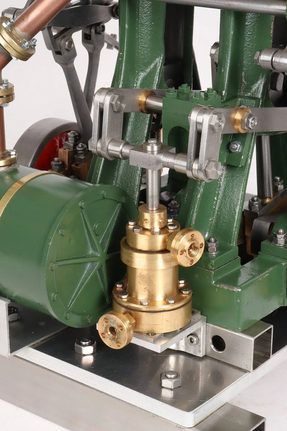 Large twin cylinder vertical engine