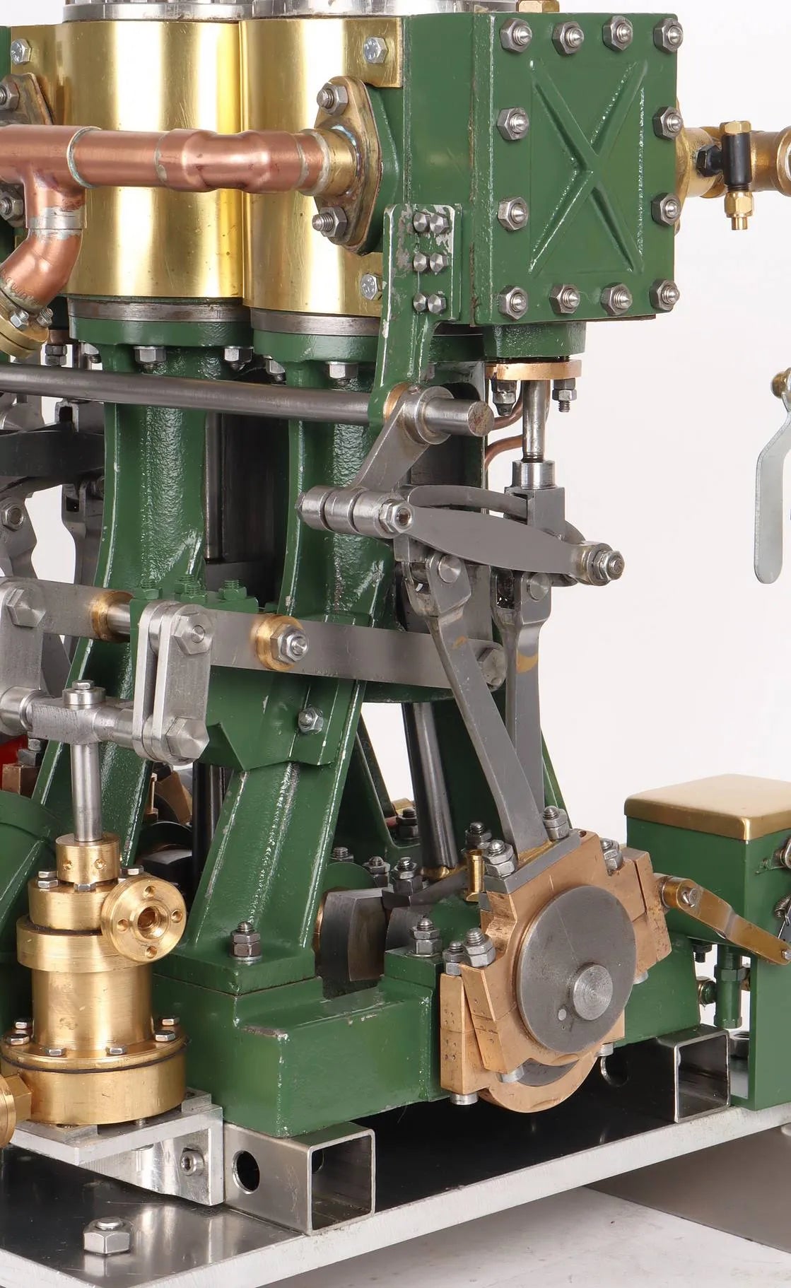 Large twin cylinder vertical engine