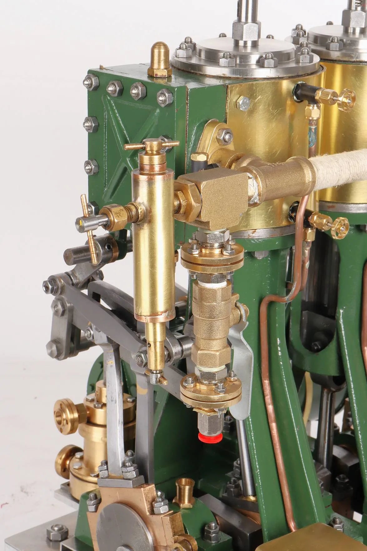 Large twin cylinder vertical engine