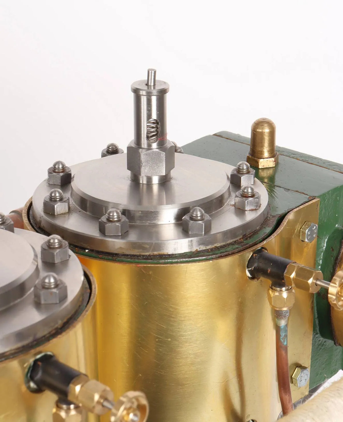 Large twin cylinder vertical engine