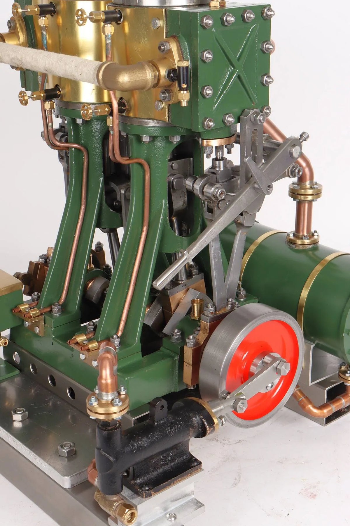 Large twin cylinder vertical engine