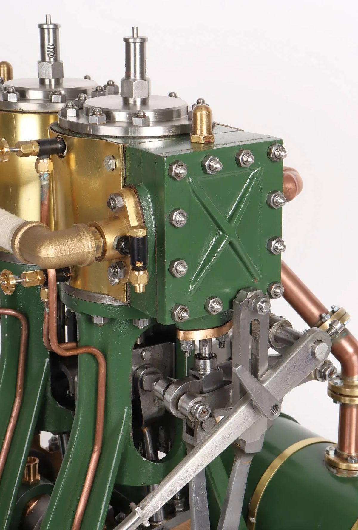 Large twin cylinder vertical engine