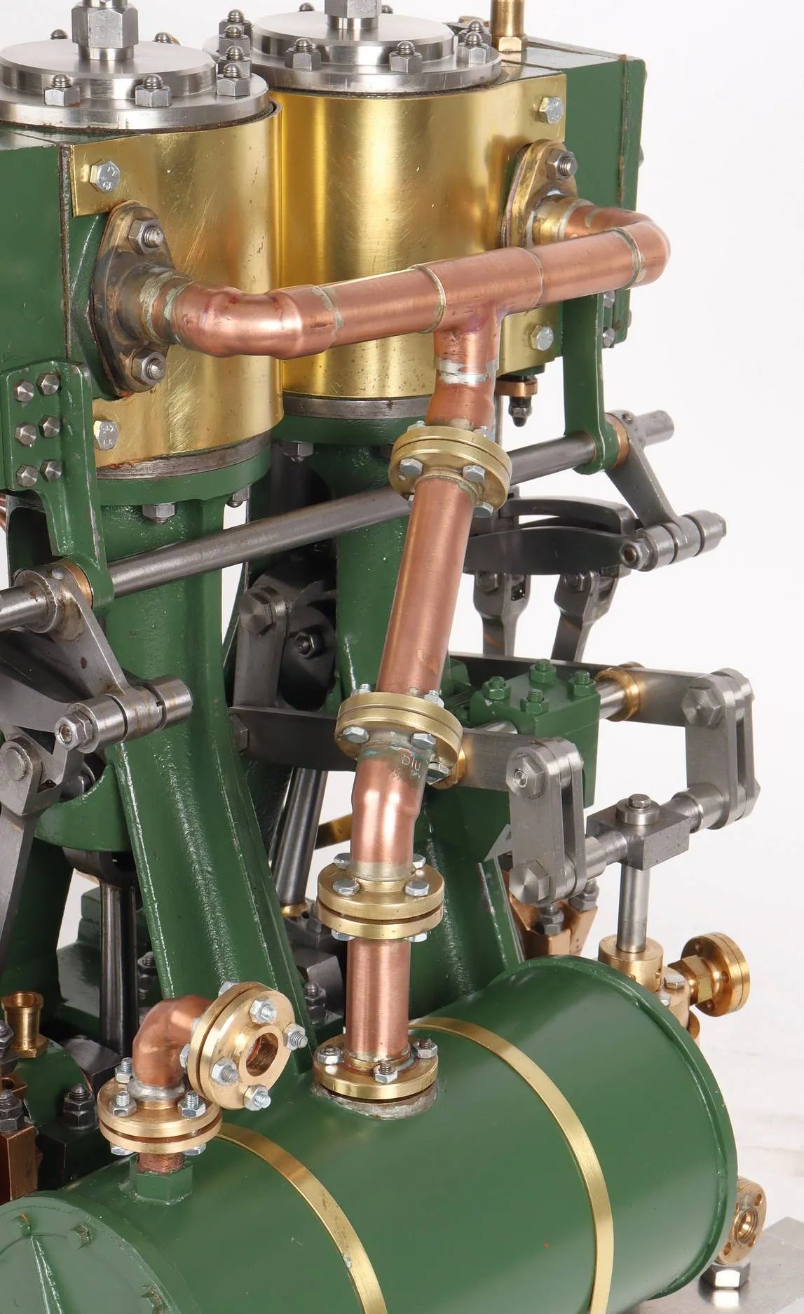 Large twin cylinder vertical engine