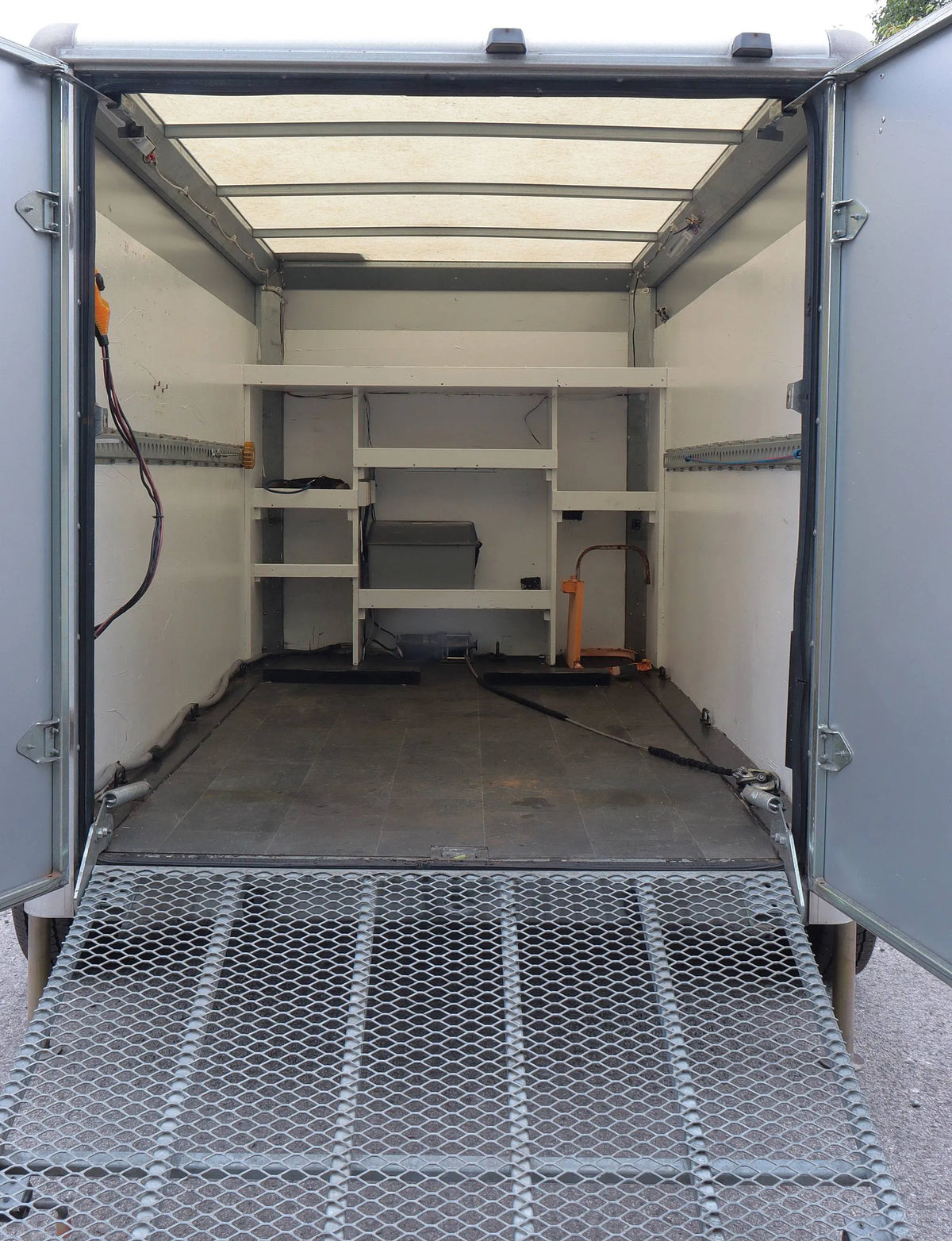 Indespension twin axle box trailer