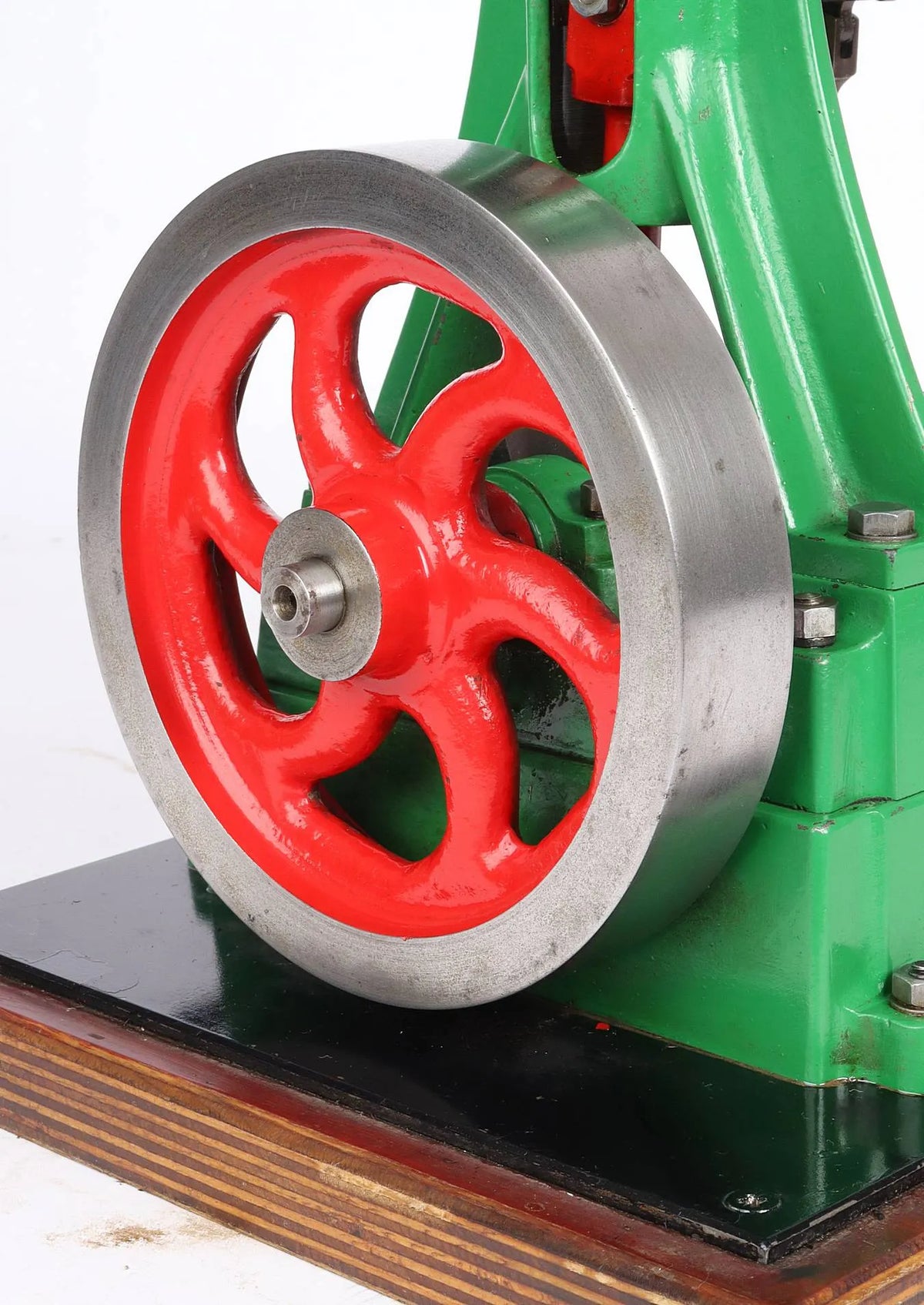 No.4-style vertical engine with reversing gear