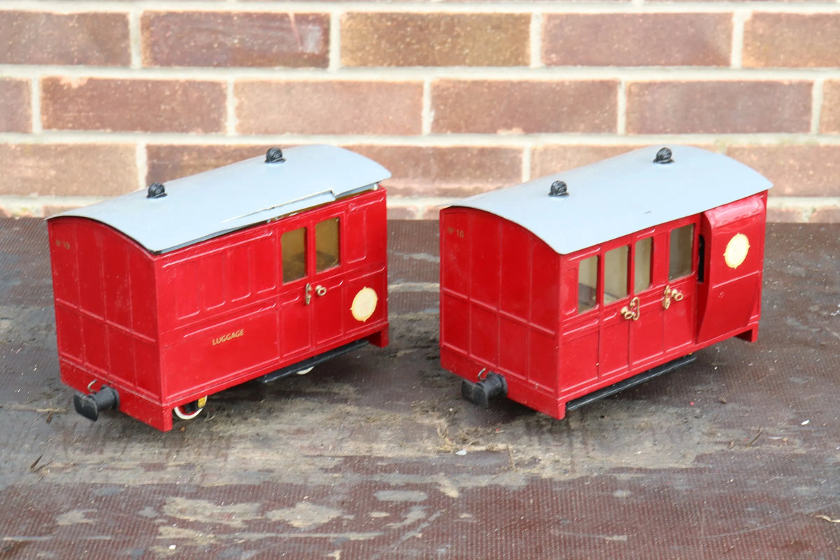 Seven 32mm gauge carriages