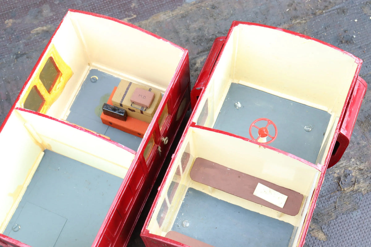Seven 32mm gauge carriages