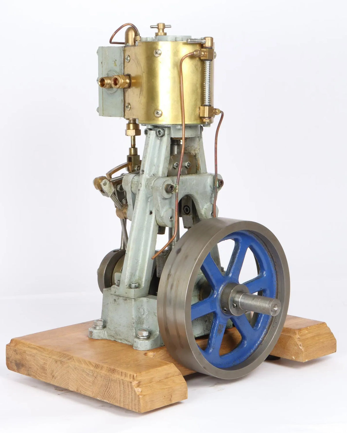 Large vertical engine with reversing gear
