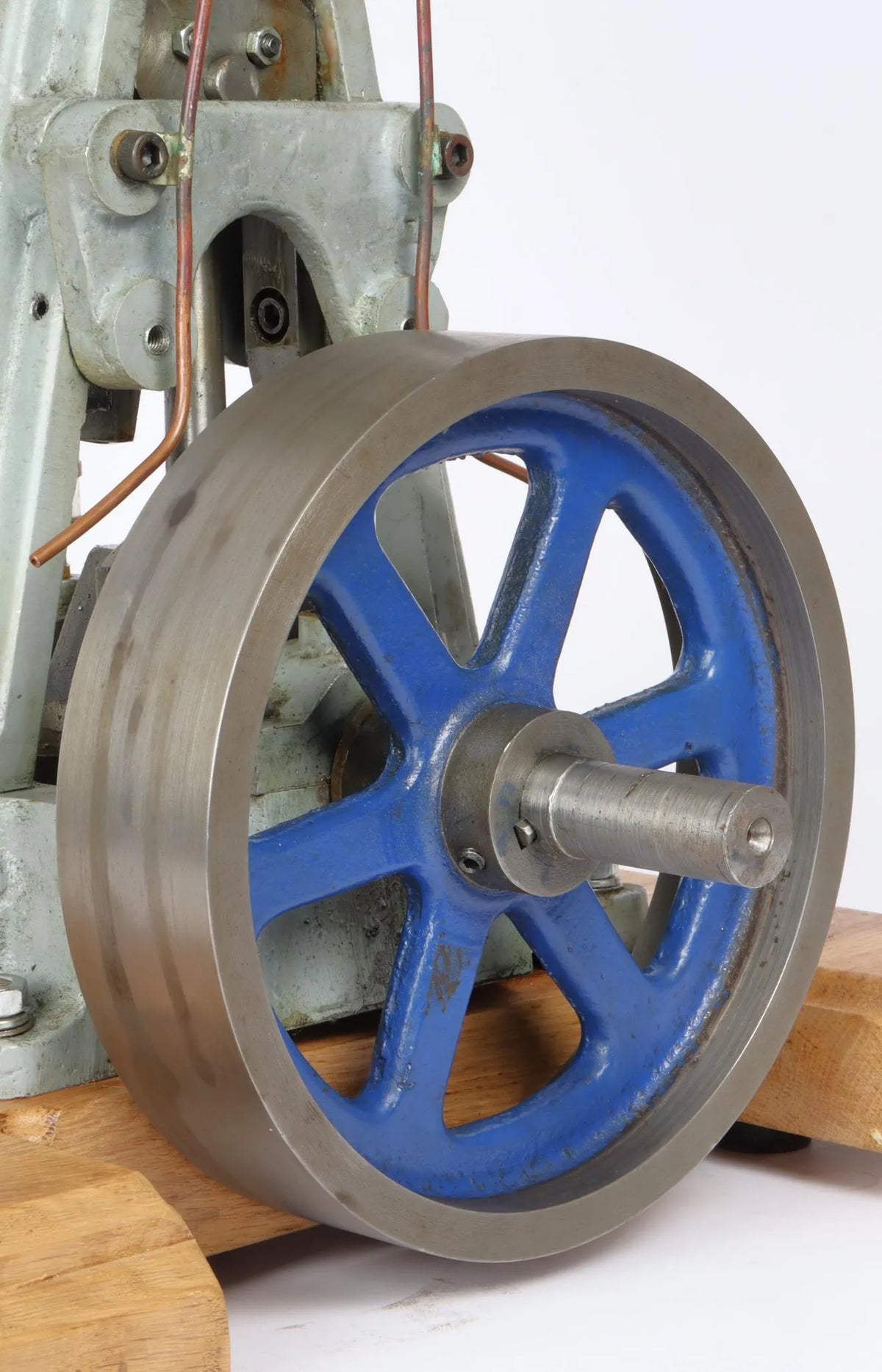 Large vertical engine with reversing gear