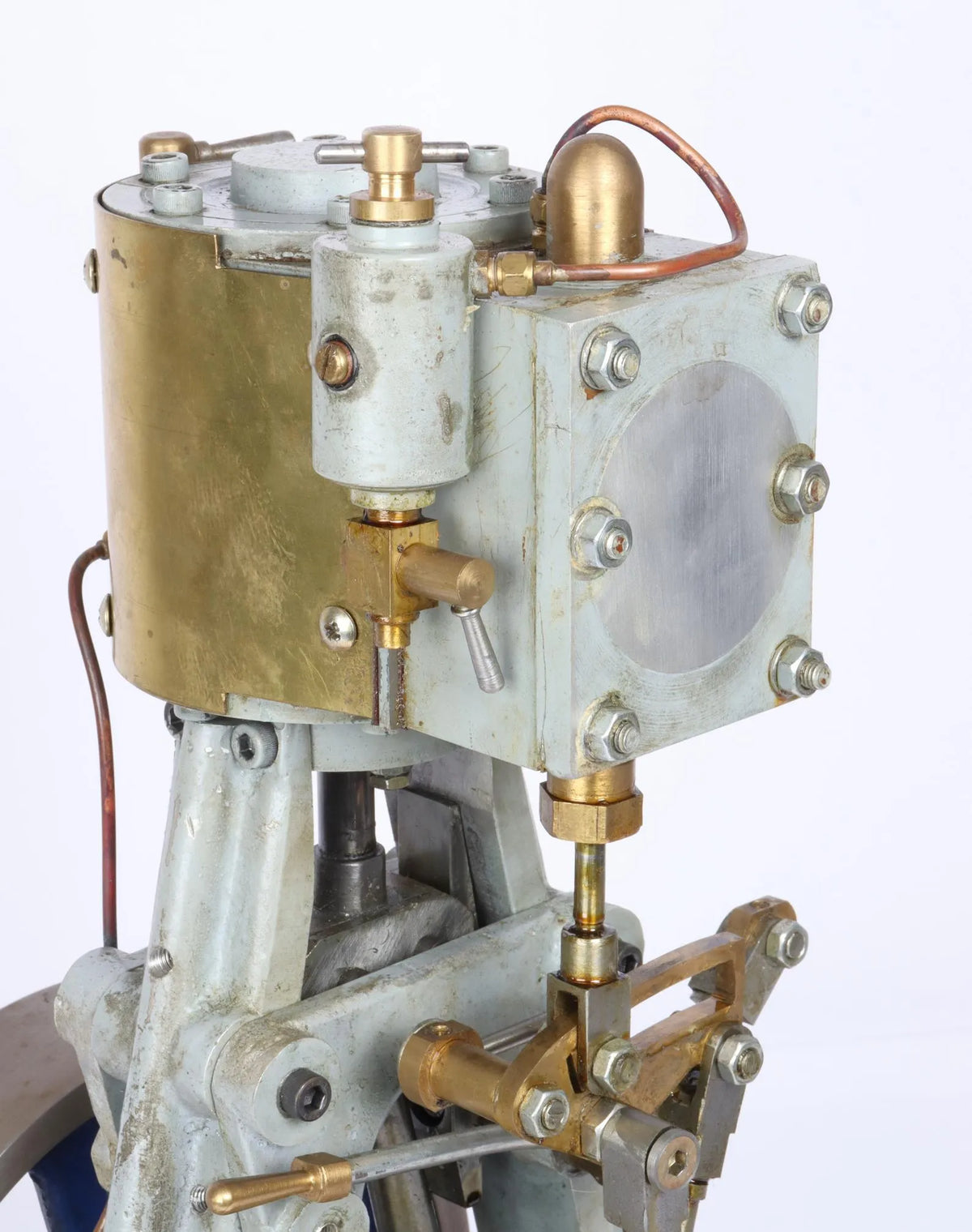 Large vertical engine with reversing gear