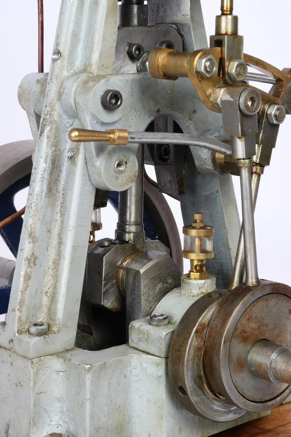 Large vertical engine with reversing gear