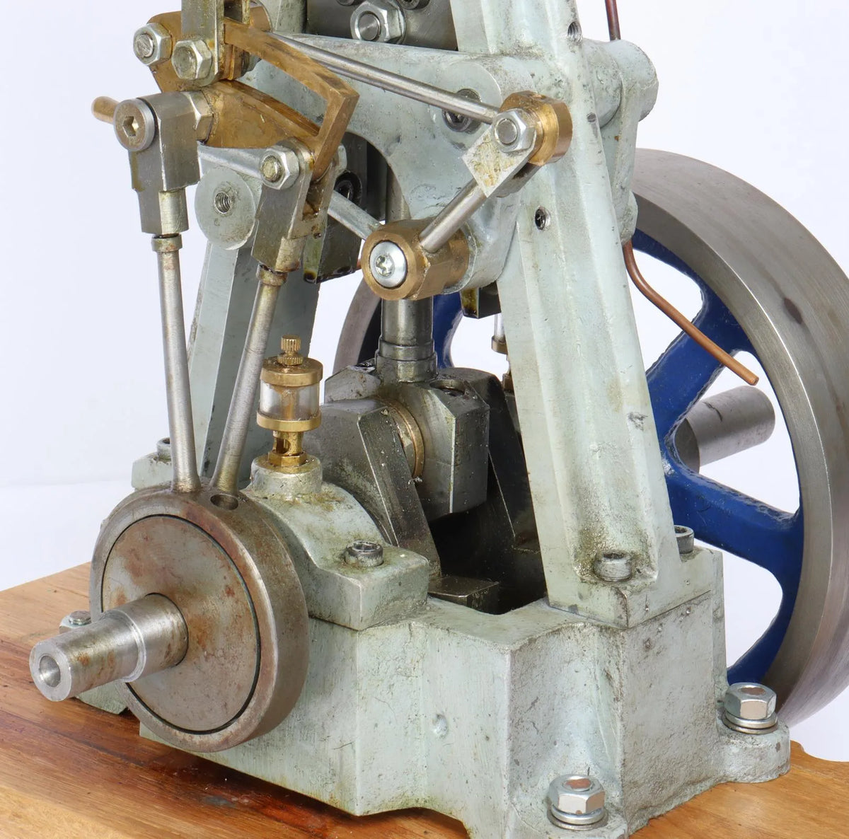 Large vertical engine with reversing gear