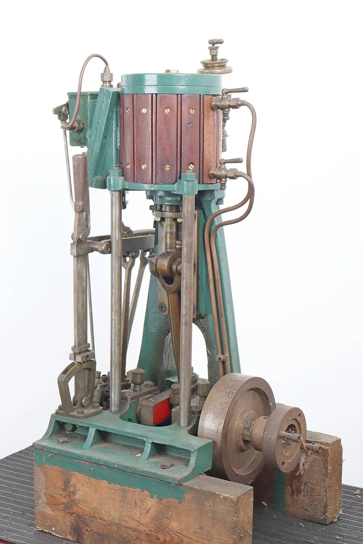 Large vertical engine