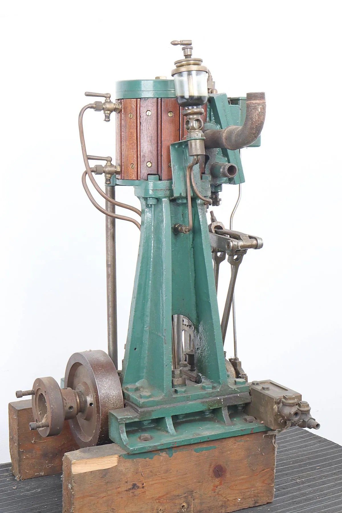 Large vertical engine
