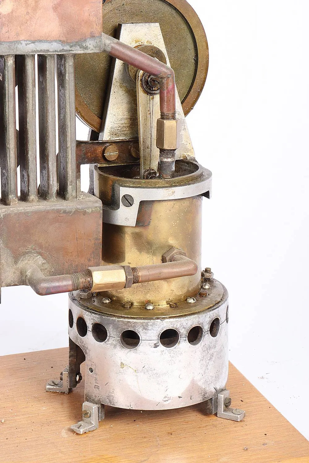 Hot air engine with radiator
