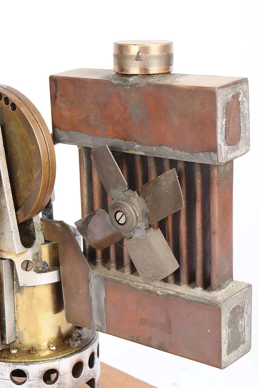 Hot air engine with radiator