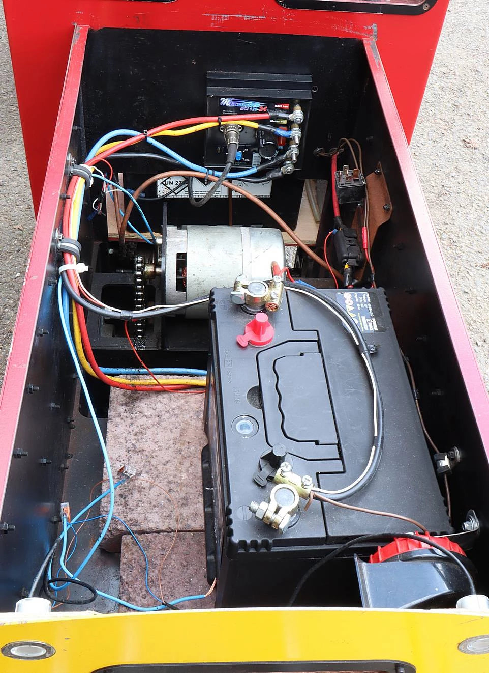 7 1/4 inch narrow gauge 0-4-0 electric shunter with tender