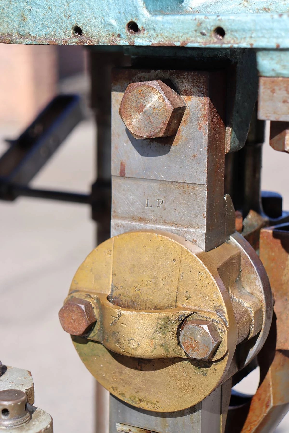 Full size compound vertical engine