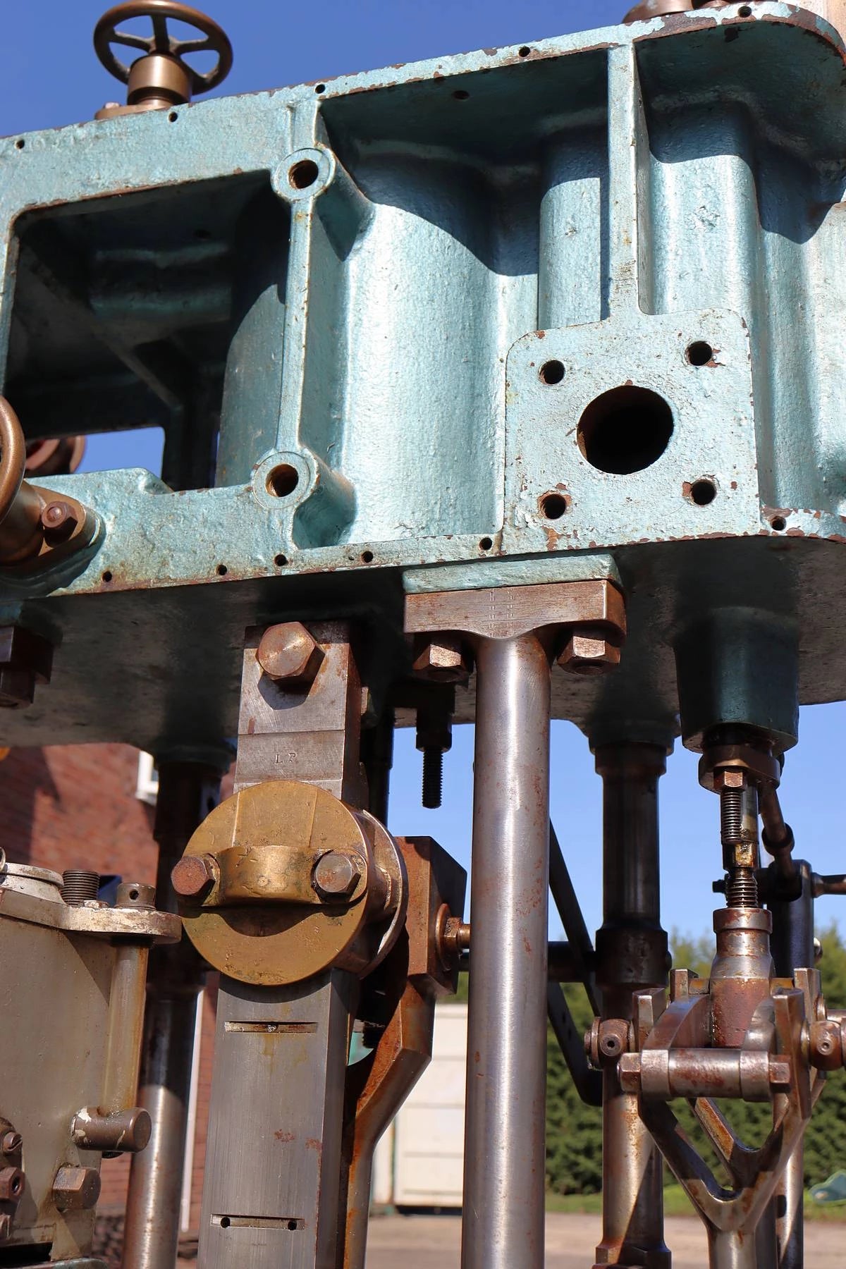 Full size compound vertical engine