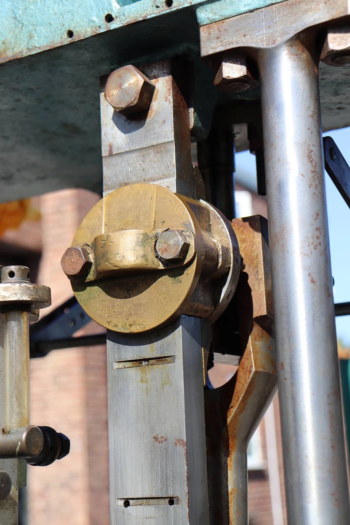 Full size compound vertical engine