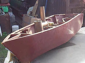 Boat with Stuart 10V and centre-flue boiler