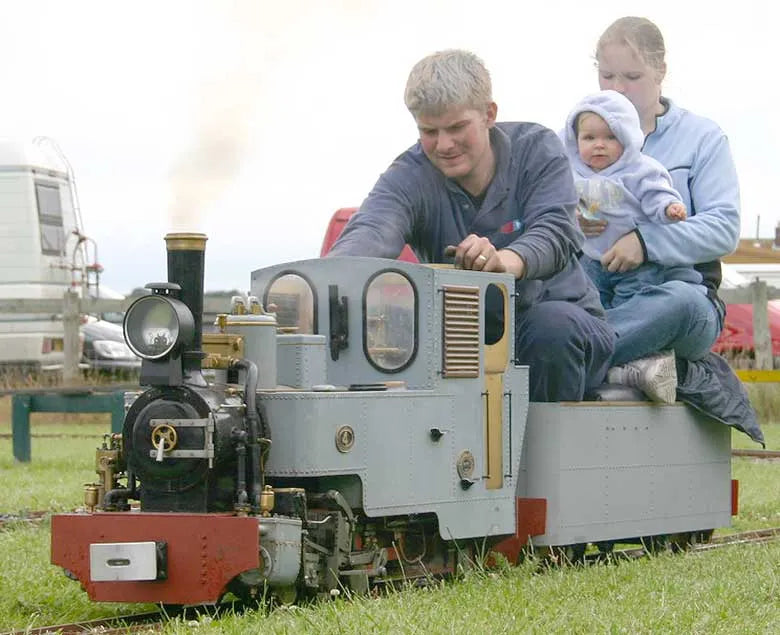 7 1/4 inch gauge Jung 0-6-2 locomotive & tender