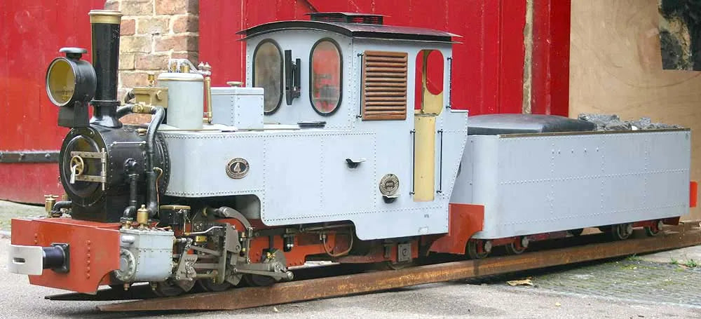 7 1/4 inch gauge Jung 0-6-2 locomotive & tender