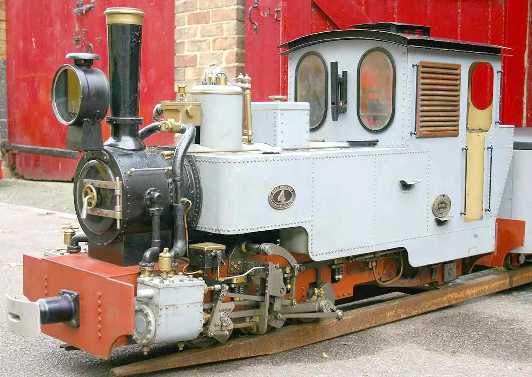 7 1/4 inch gauge Jung 0-6-2 locomotive & tender